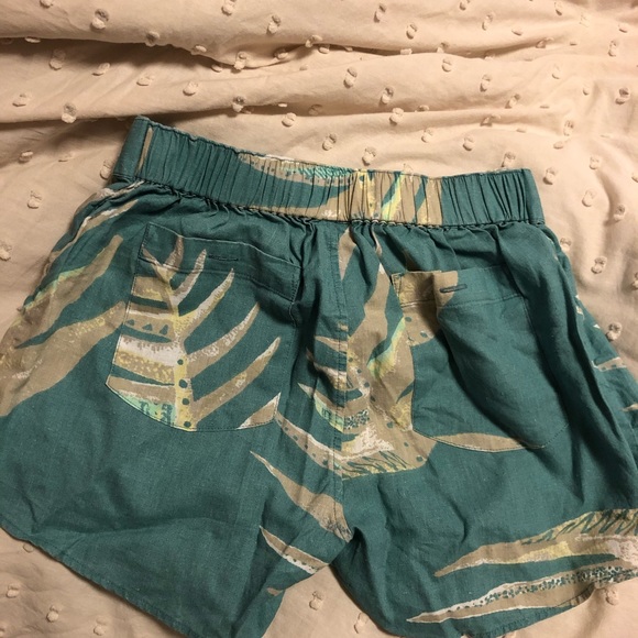 Patagonia-garden island shorts - Picture 3 of 3